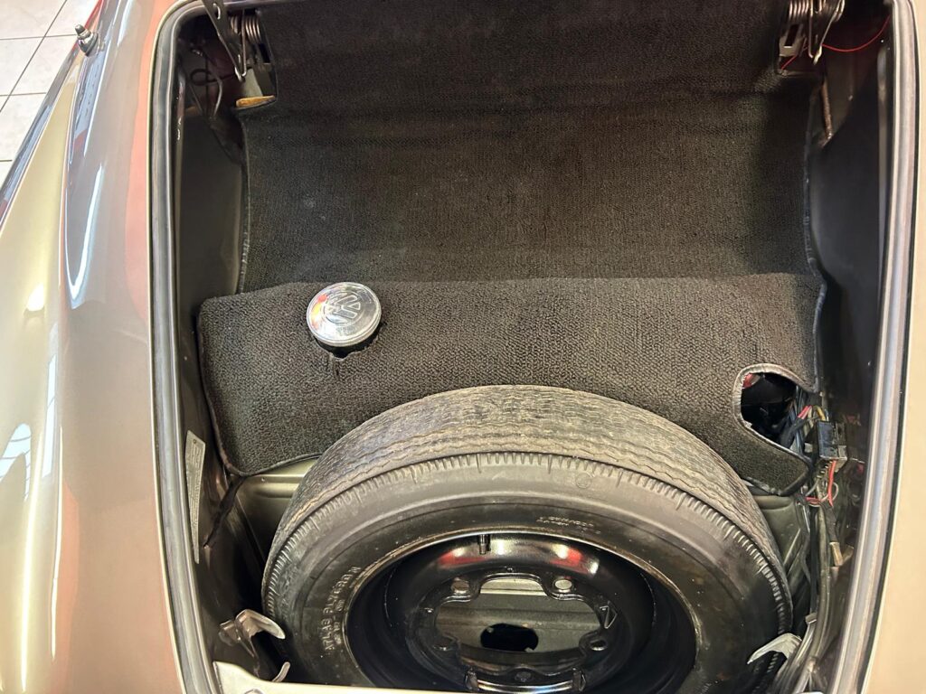 VOLKSWAGEN KARMANN GHIA CONVERTIBLE