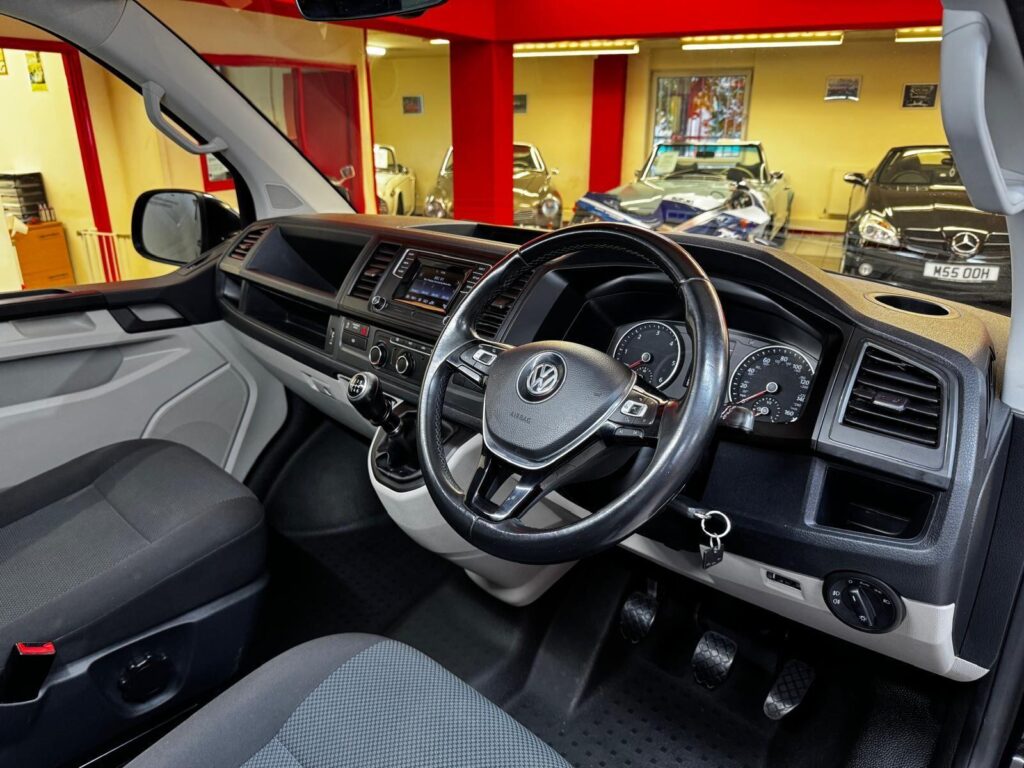 2017 Volkswagen Transporter DY67UCA